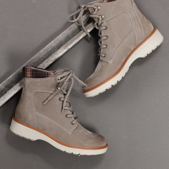 NEW Baretraps Adams Lace Up Booties - Picture 2 of 9